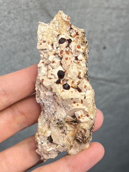 Spessartin granat på feltspat