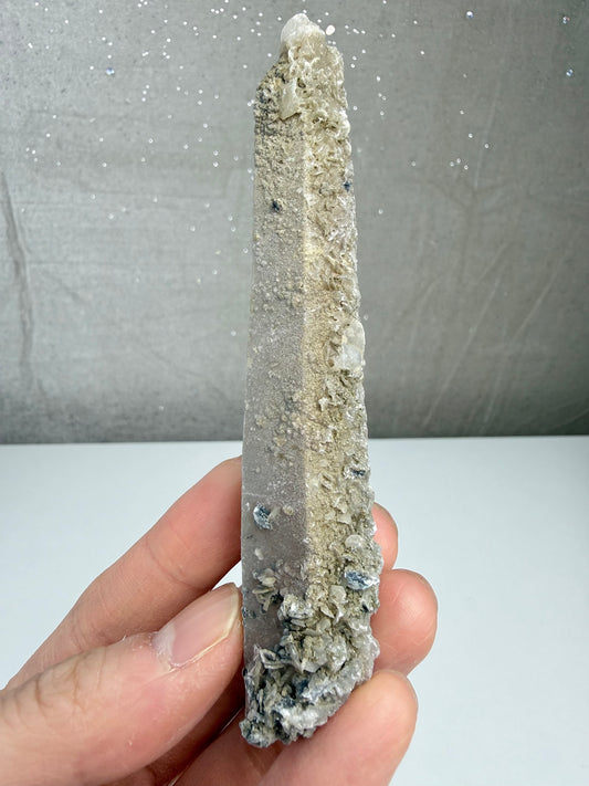 Kvarts med spekularitt og kalsitt