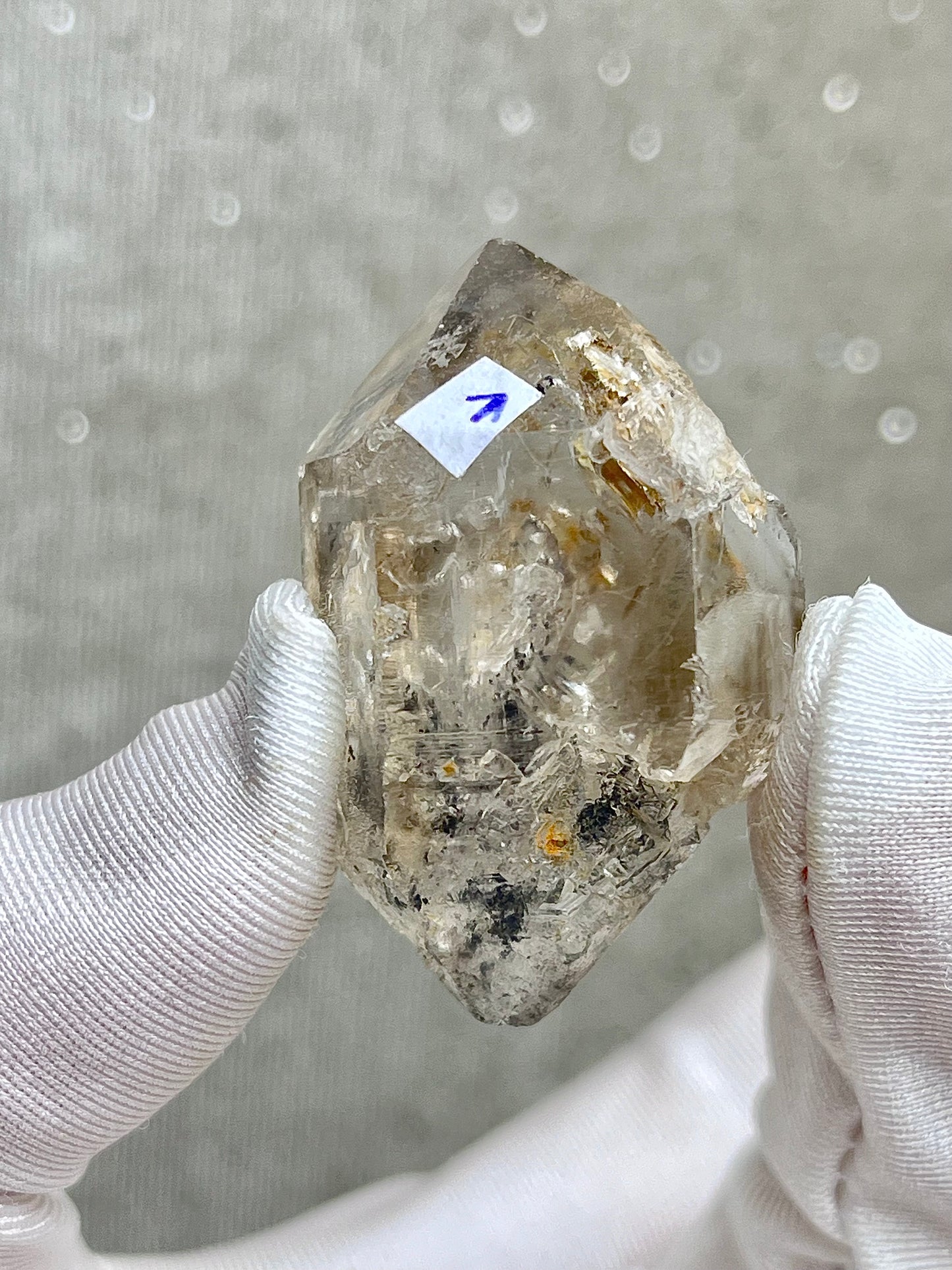 Enhydro Kvarts med svart sediment