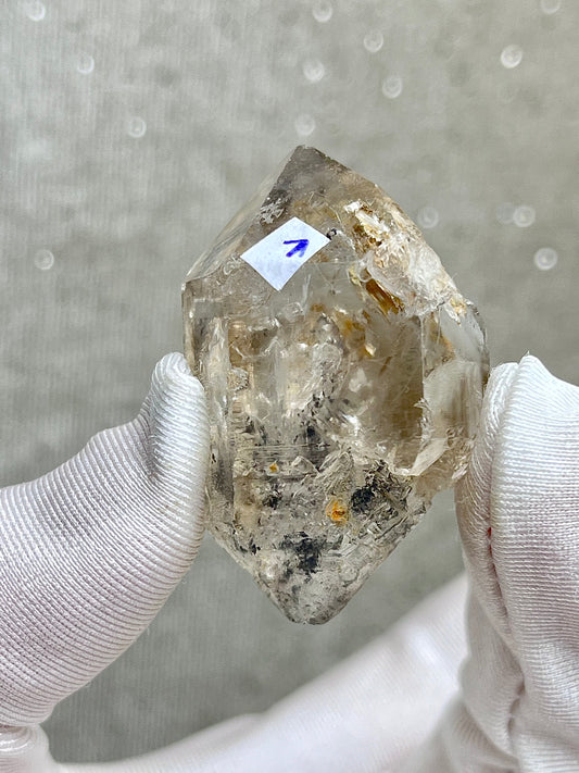 Enhydro Kvarts med svart sediment