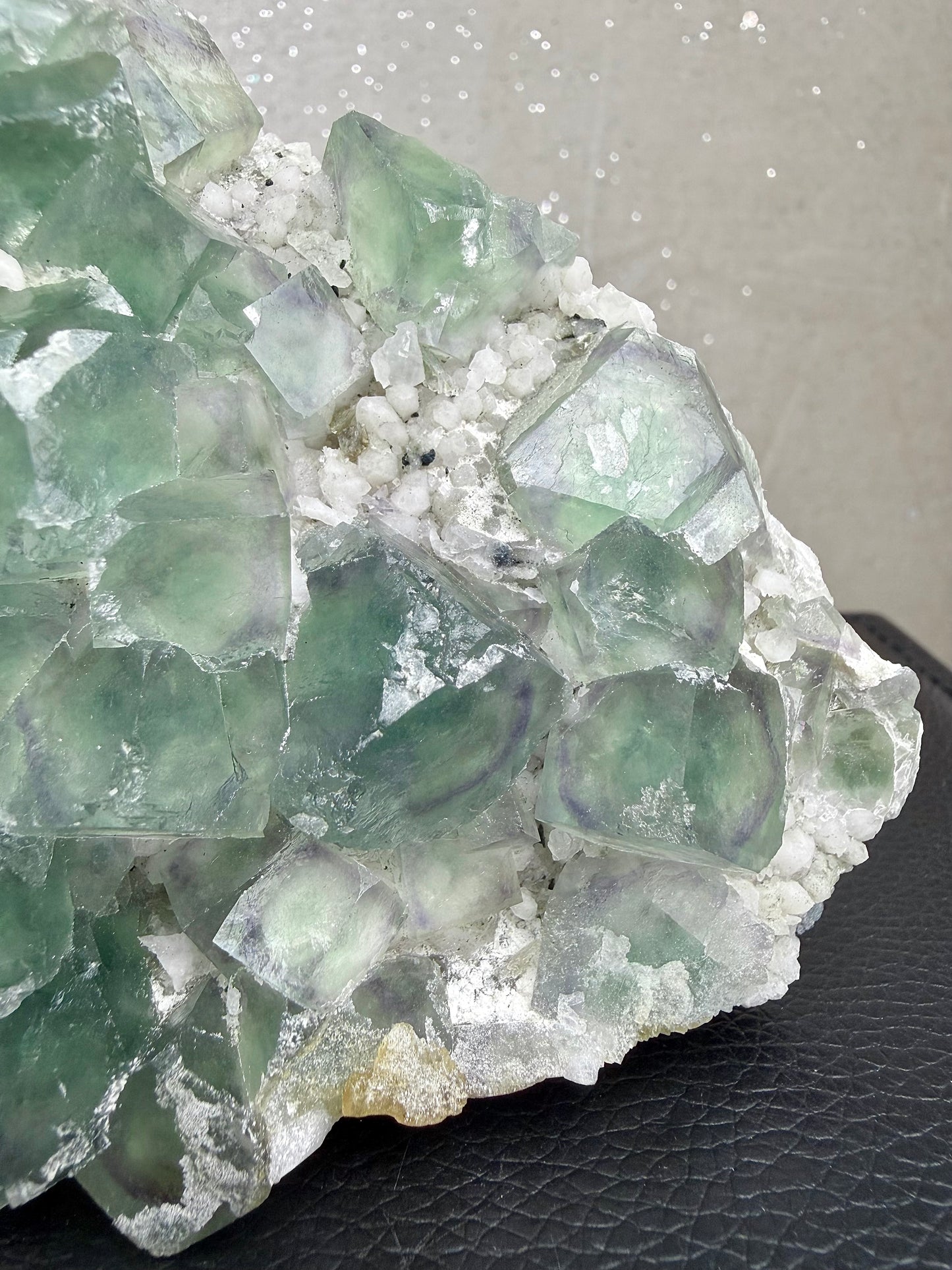 Fluoritt på melkekvarts (Candle quartz) klynge XL