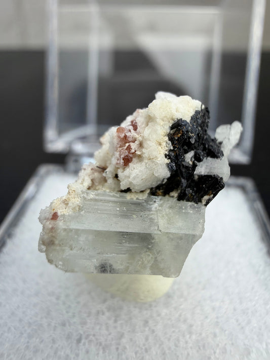 Akvamarin med spessartin granat, svart turmalin, Pakistan