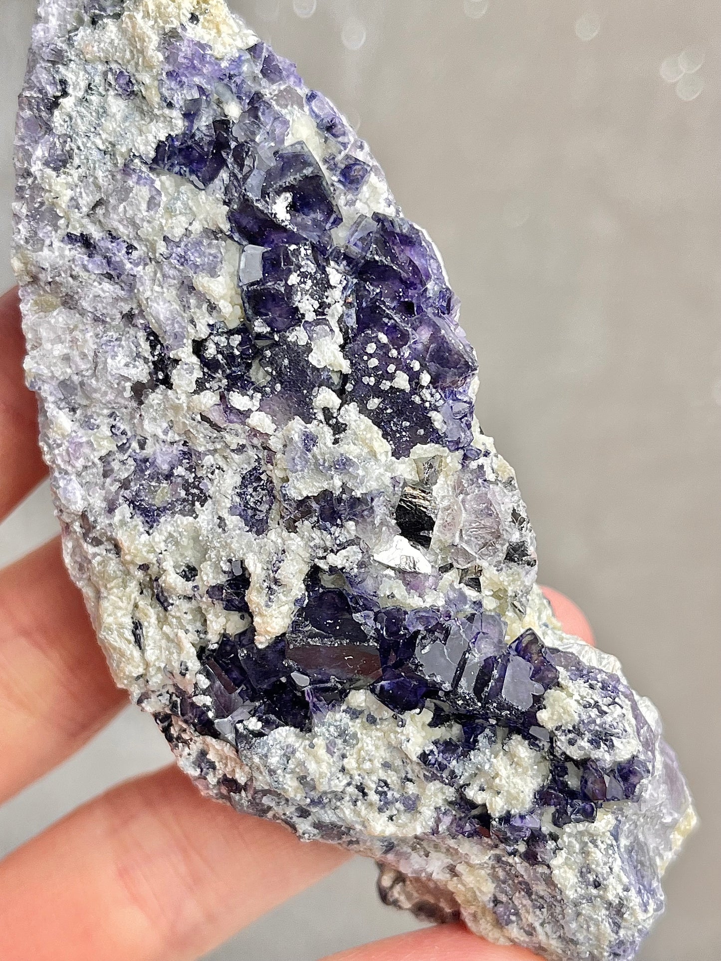 Lilla Fluoritt med pyritt