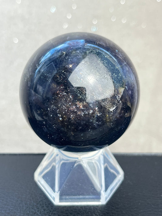 Iolitt med hematitt inneslutninger kule