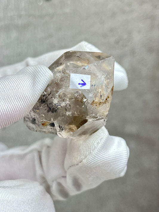 Enhydro Kvarts med svart sediment