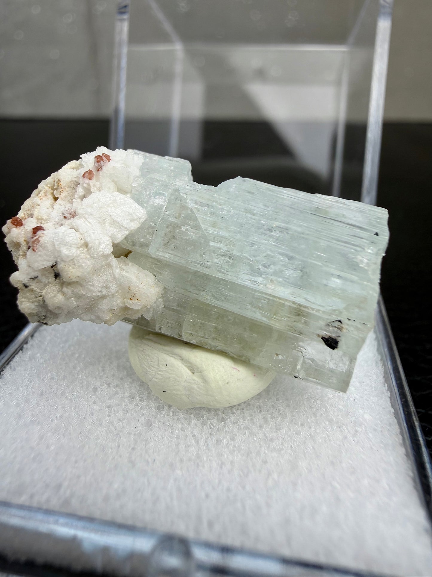 Akvamarin med spessartin granat, Pakistan