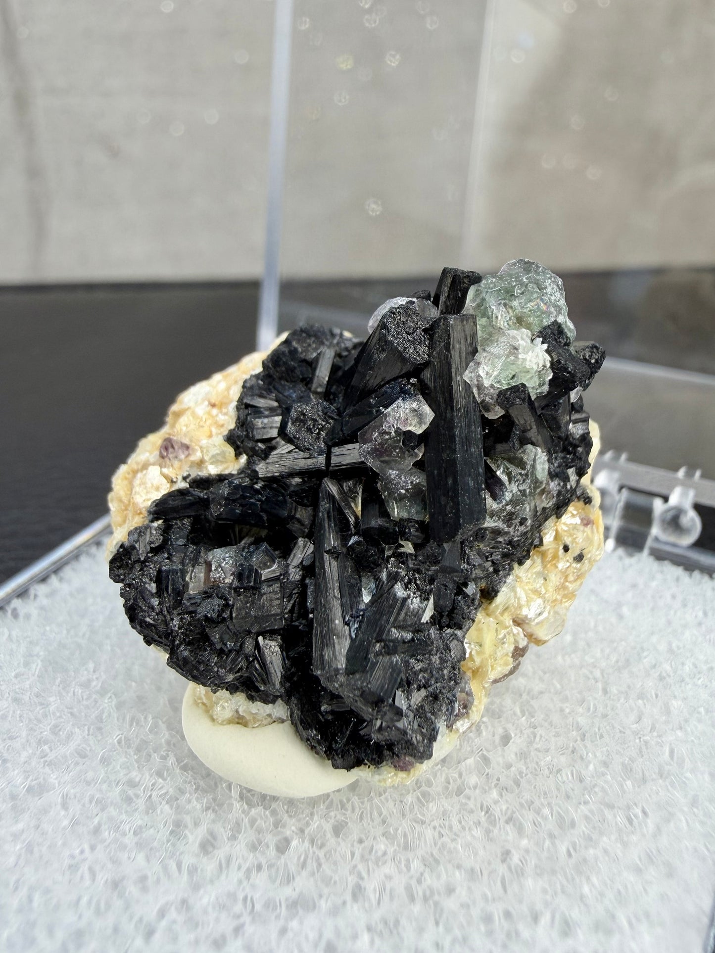 Svart turmalin med fluoritt i boks, Namibia
