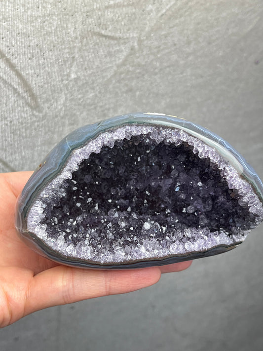 Ametyst geode, bakside polert