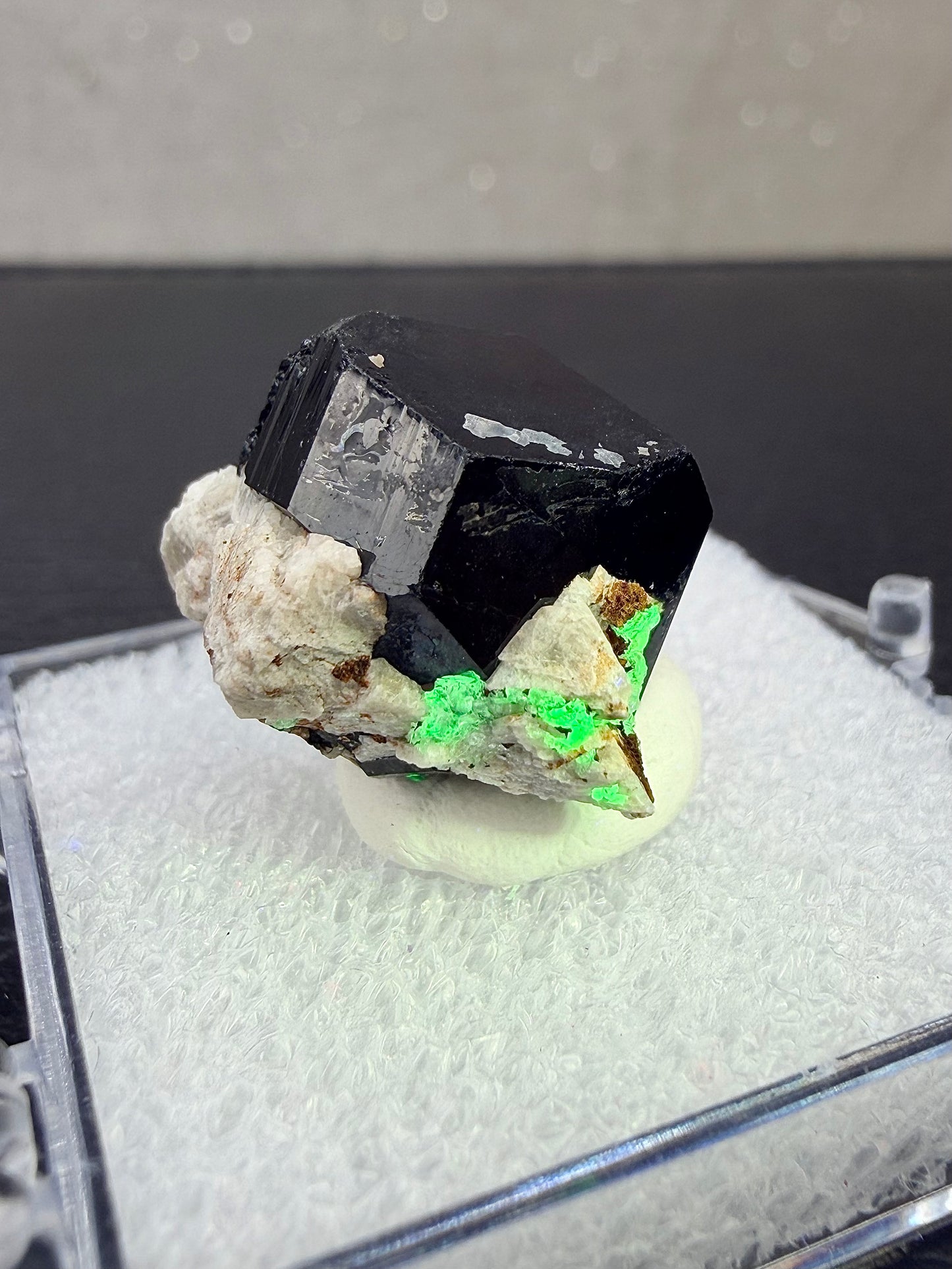 Svart turmalin med hyalitt i boks, Namibia