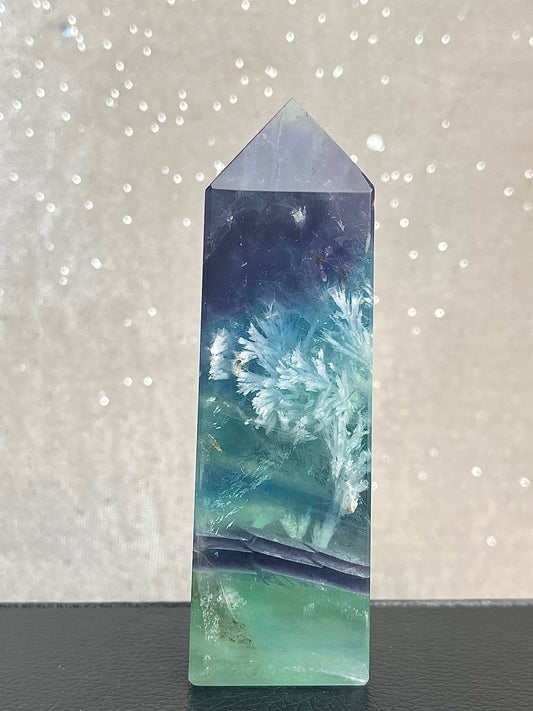 Fluoritt tårn, Fjær