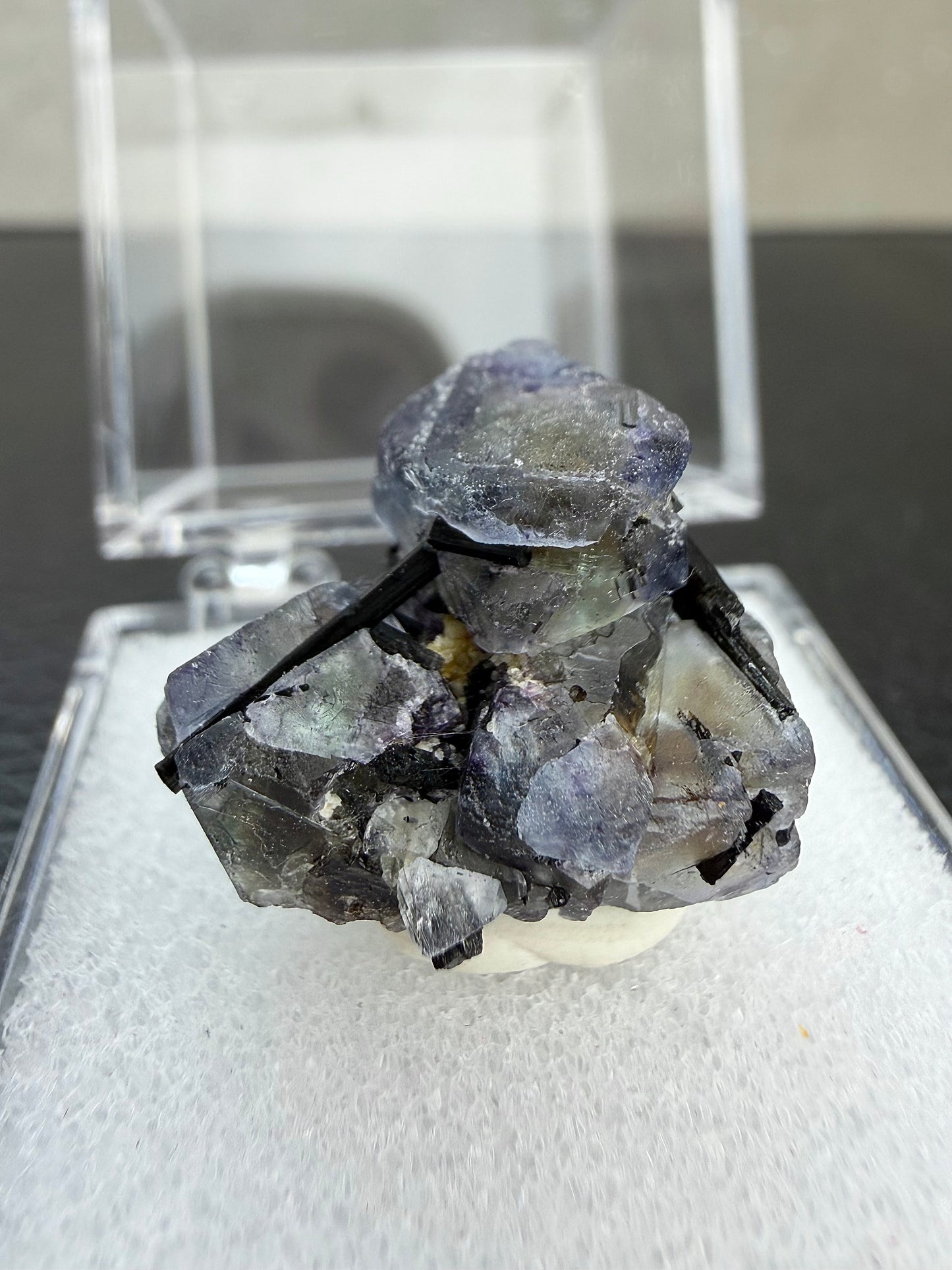 Svart turmalin med fluoritt i boks, Namibia