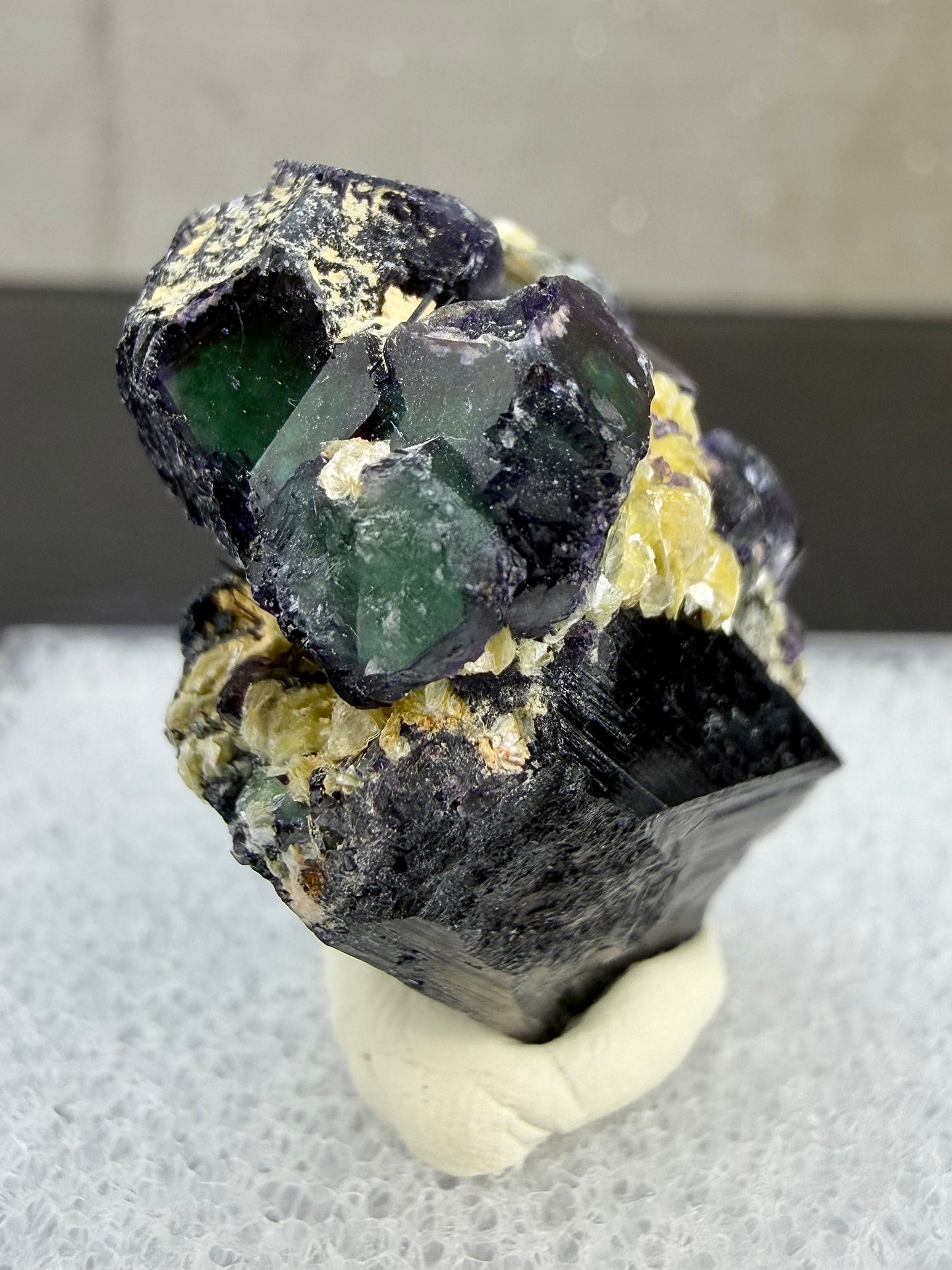 Svart turmalin med fluoritt i boks, Namibia