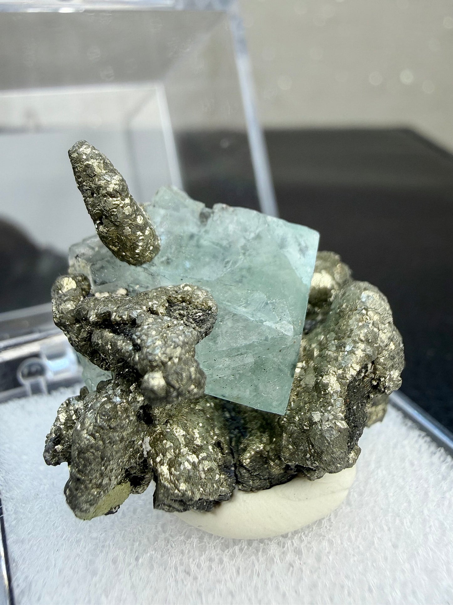 Pyritt med fluoritt(med boks), Kina