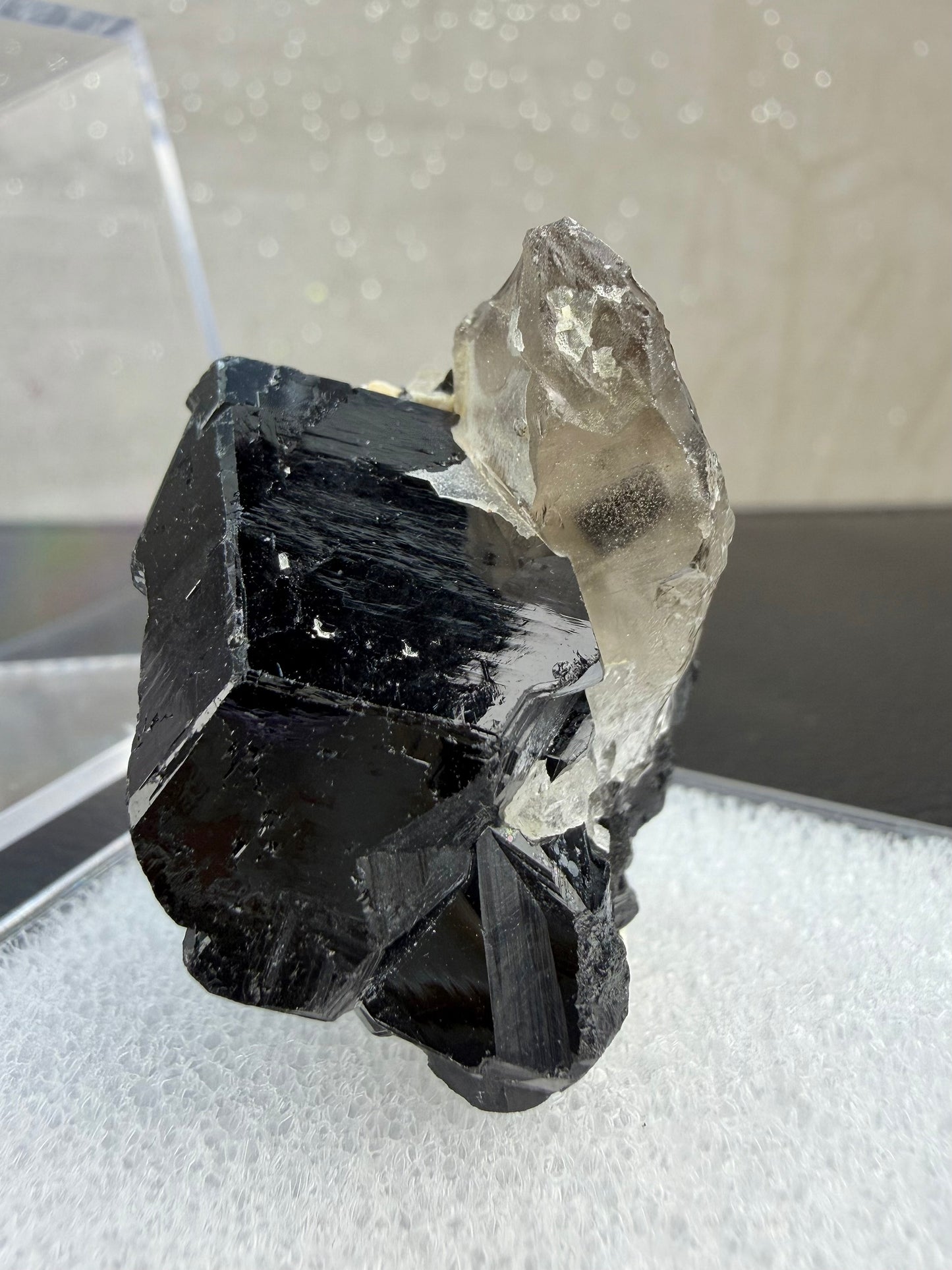 Svart turmalin med røykkvarts i boks, Namibia