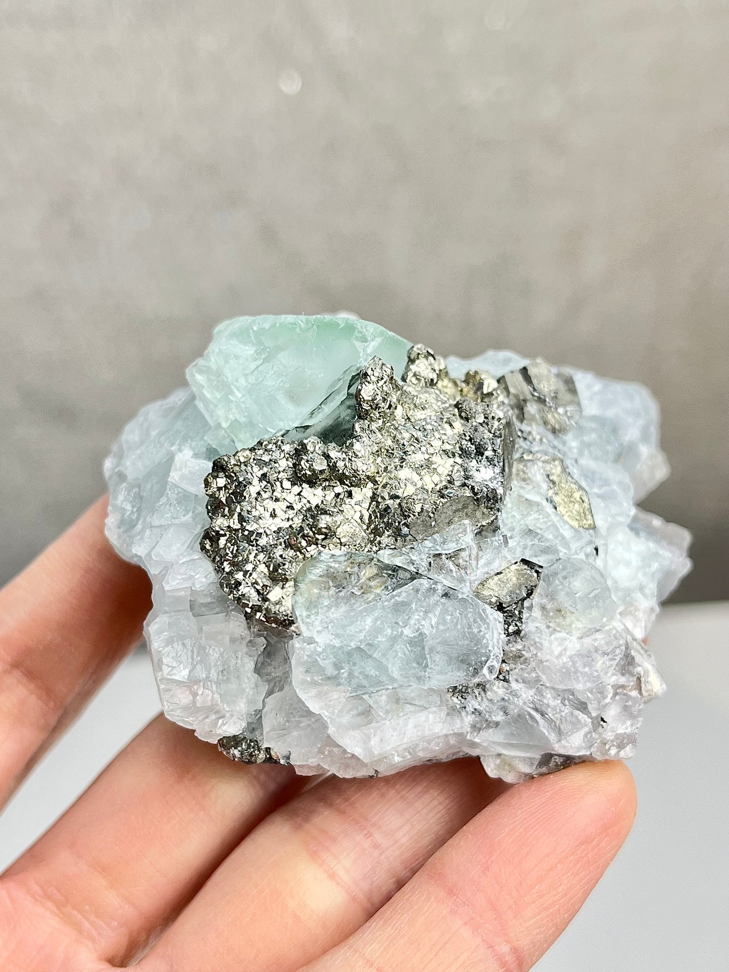 Grønn Fluoritt med pyritt