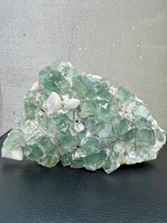 Fluoritt på melkekvarts (Candle quartz) klynge XL