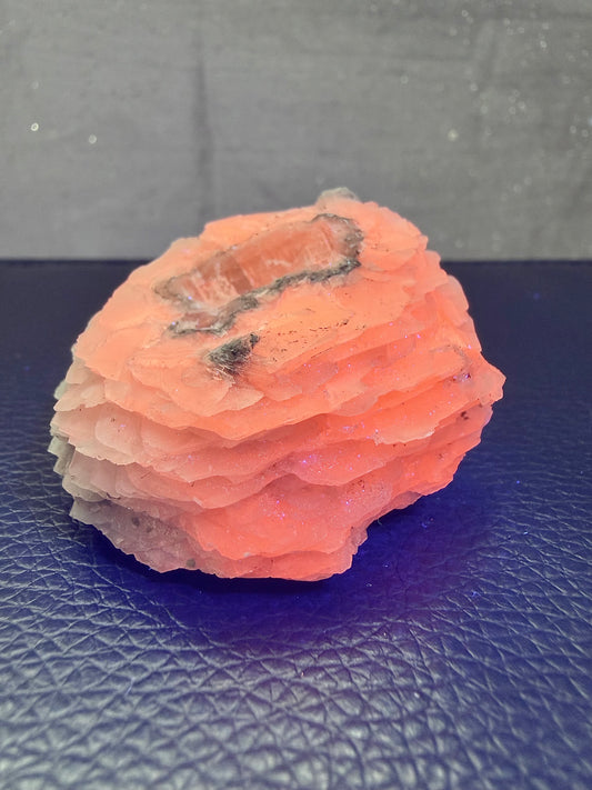 Kalsitt med rosa fluorescens
