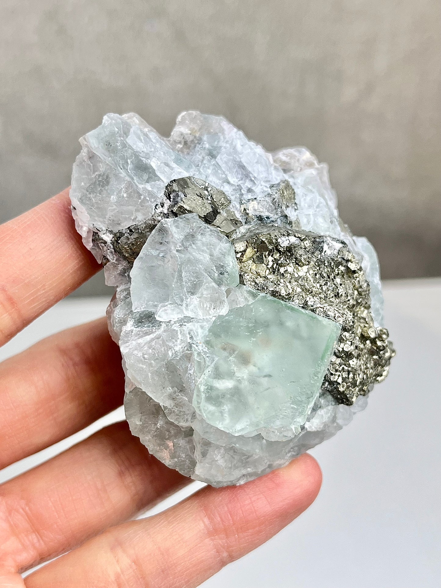 Grønn Fluoritt med pyritt