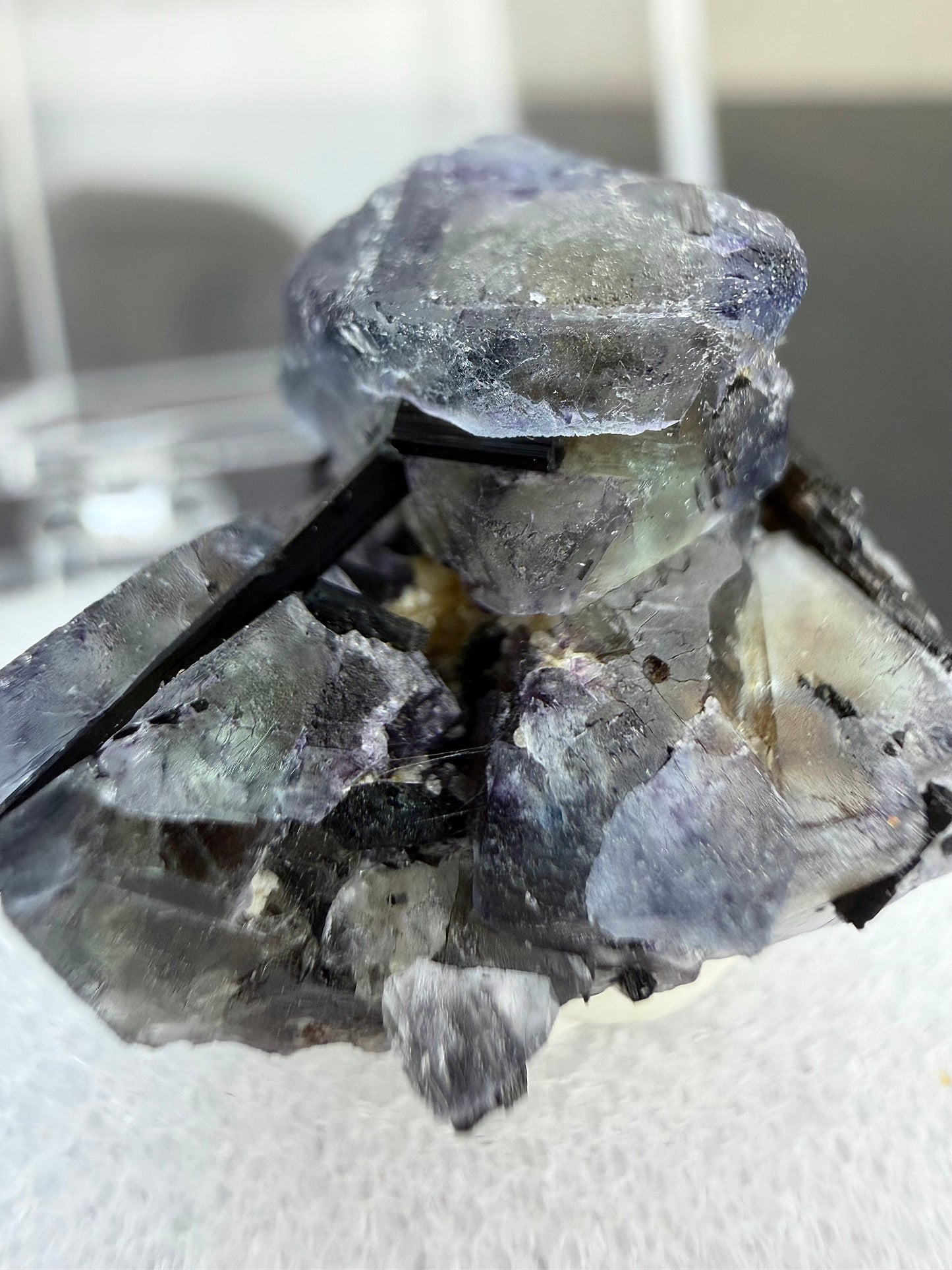 Svart turmalin med fluoritt i boks, Namibia
