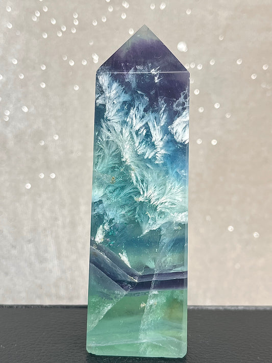 Fluoritt tårn, Fjær