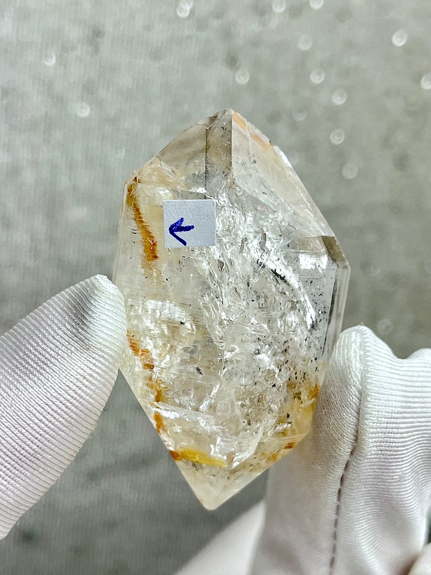 Enhydro Kvarts med svart sediment