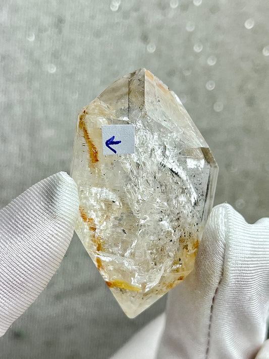 Enhydro Kvarts med svart sediment