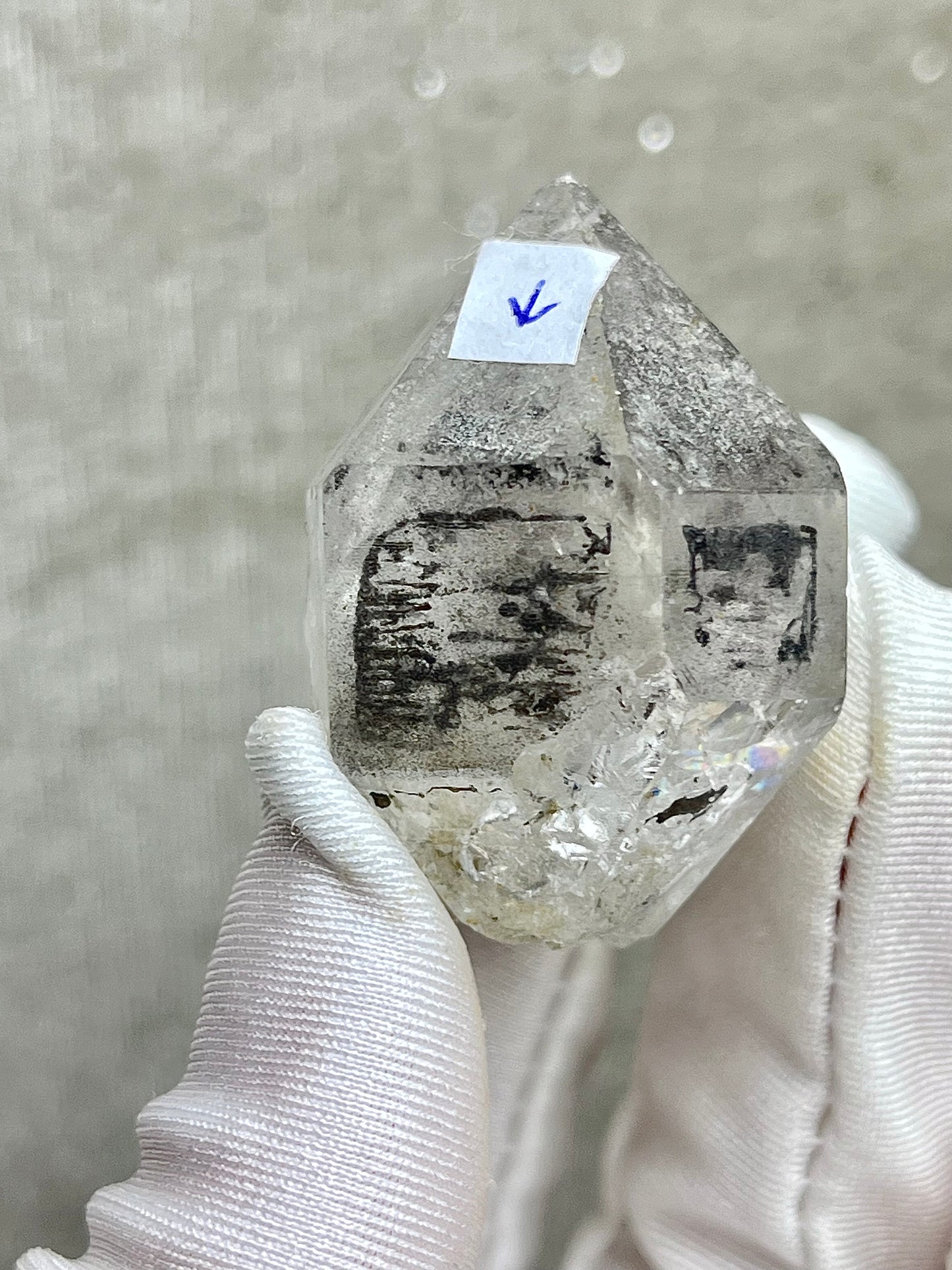 Enhydro Kvarts med svart sediment