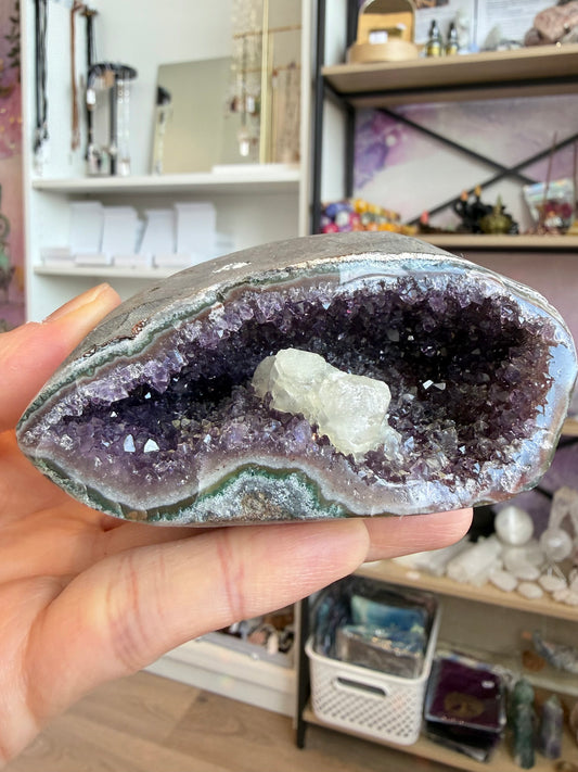 Ametyst med kalsitt geode