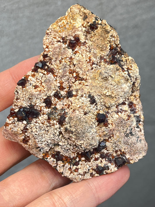 Spessartin granat på feltspat
