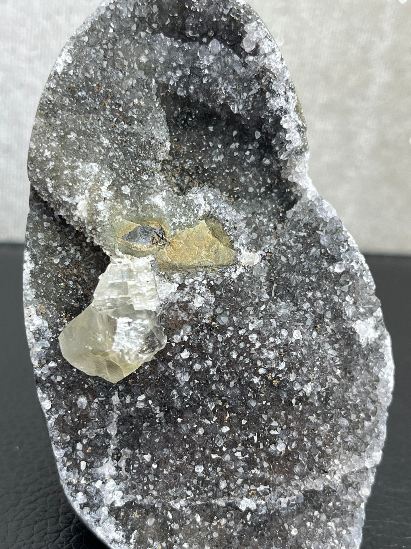 Druzy Kvarts med kalsitt, Grå/Svart
