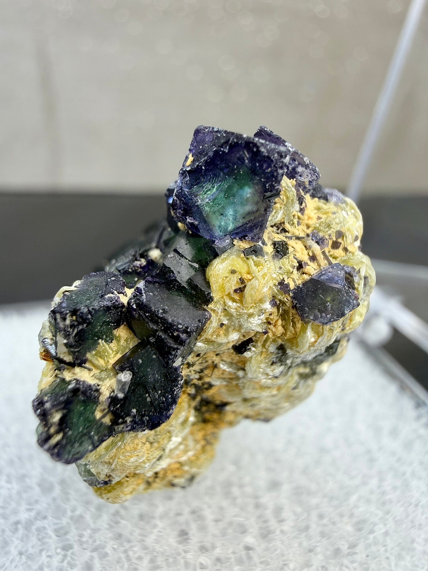 Svart turmalin med fluoritt i boks, Namibia