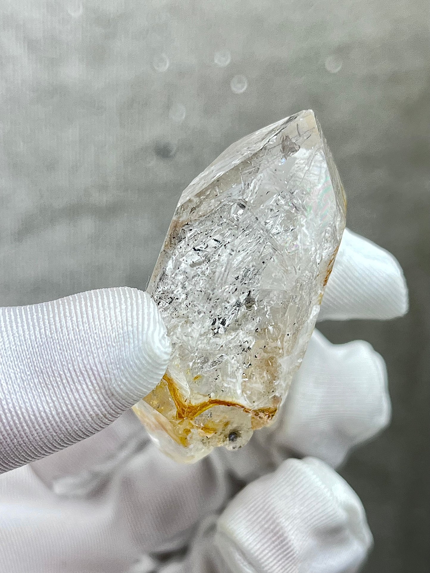 Enhydro Kvarts med svart sediment