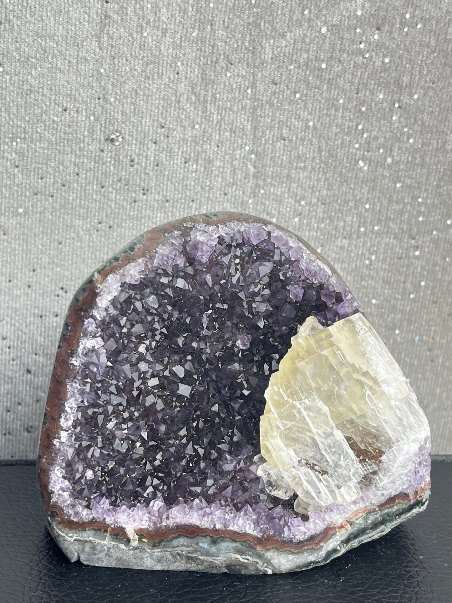 Ametyst med kalsitt geode