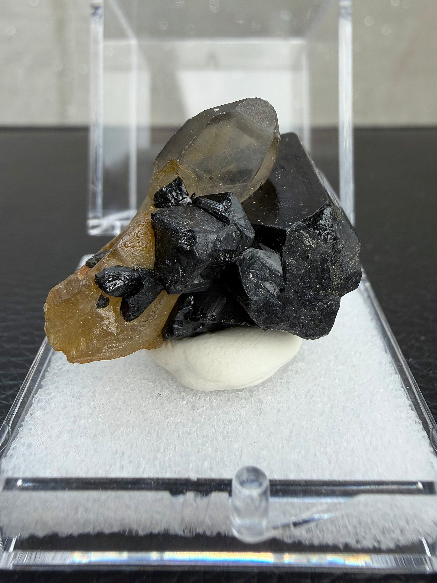 Svart turmalin med røykkvarts i boks, Namibia