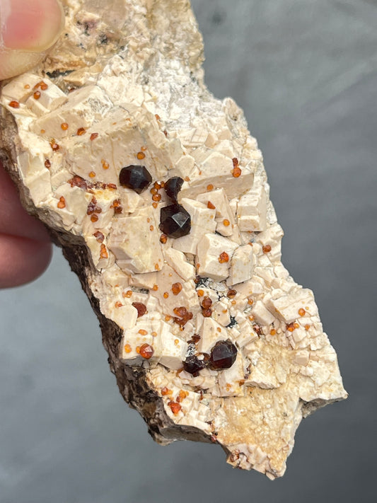 Spessartin granat på feltspat
