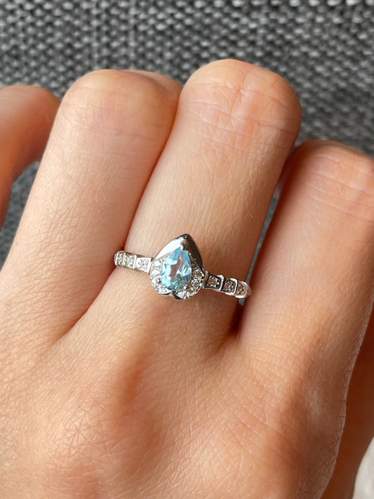 Ring med Blå Topas i 925 sterling sølv