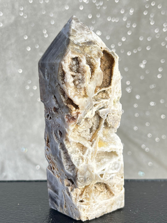 Kalsedon med druzy kvarts tårn H