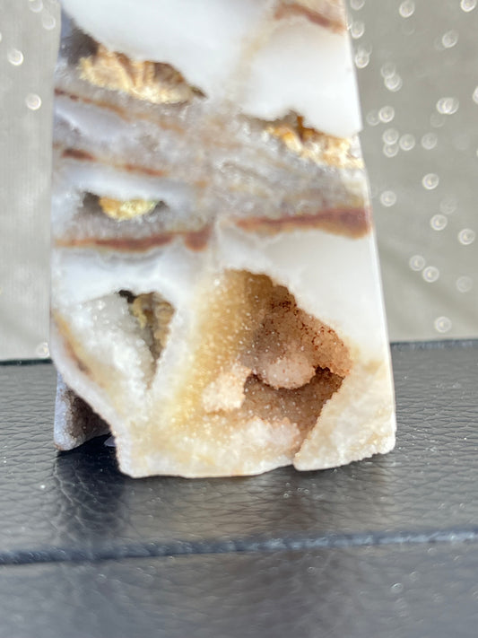 Kalsedon med druzy kvarts tårn N