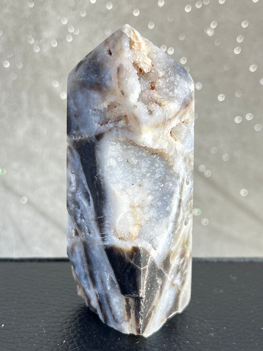 Kalsedon med druzy kvarts tårn R