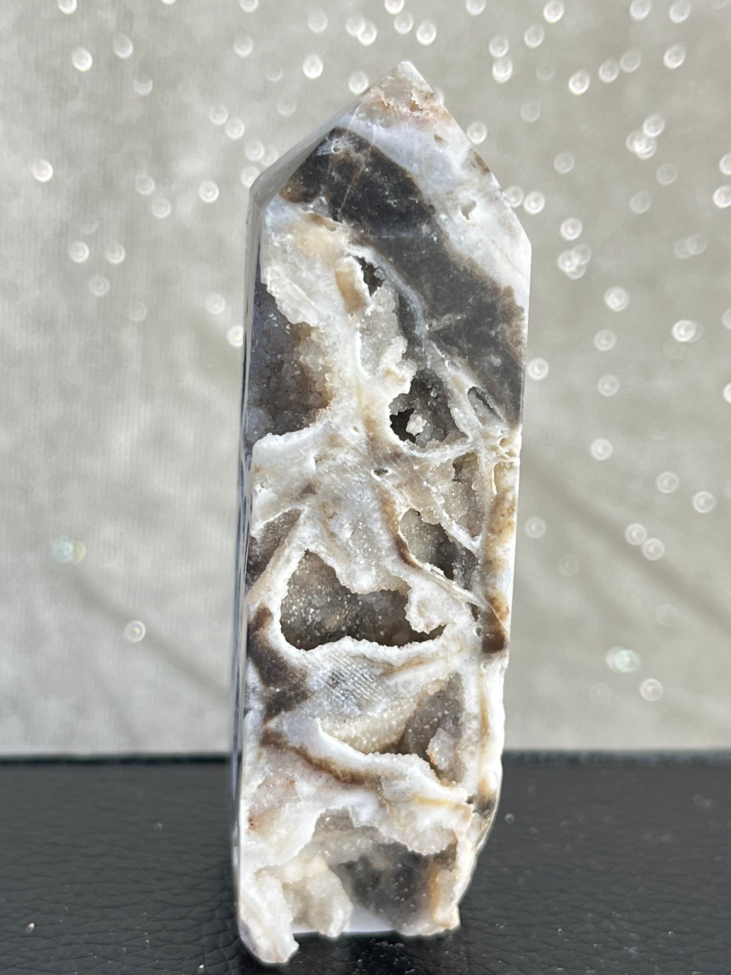 Kalsedon med druzy kvarts tårn R