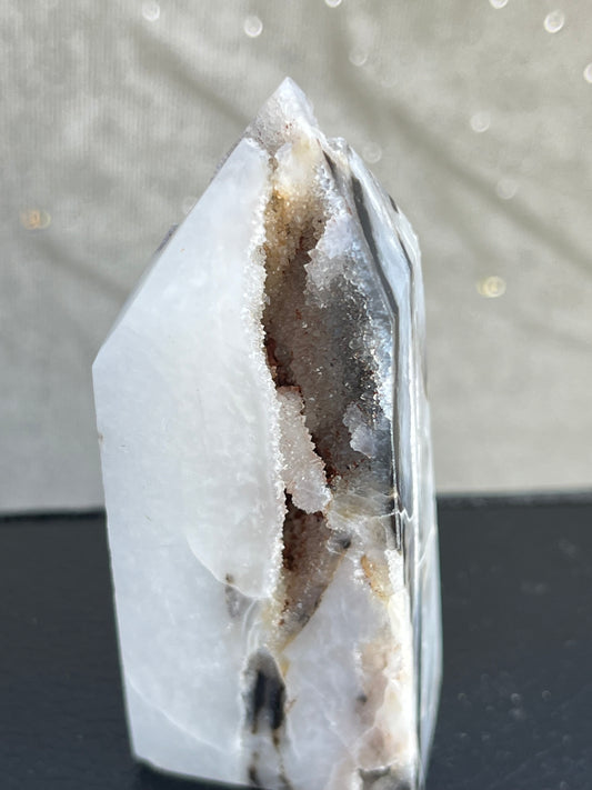 Kalsedon med druzy kvarts tårn T