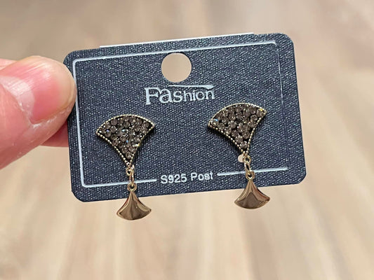 Fan-shaped zirconia earrings