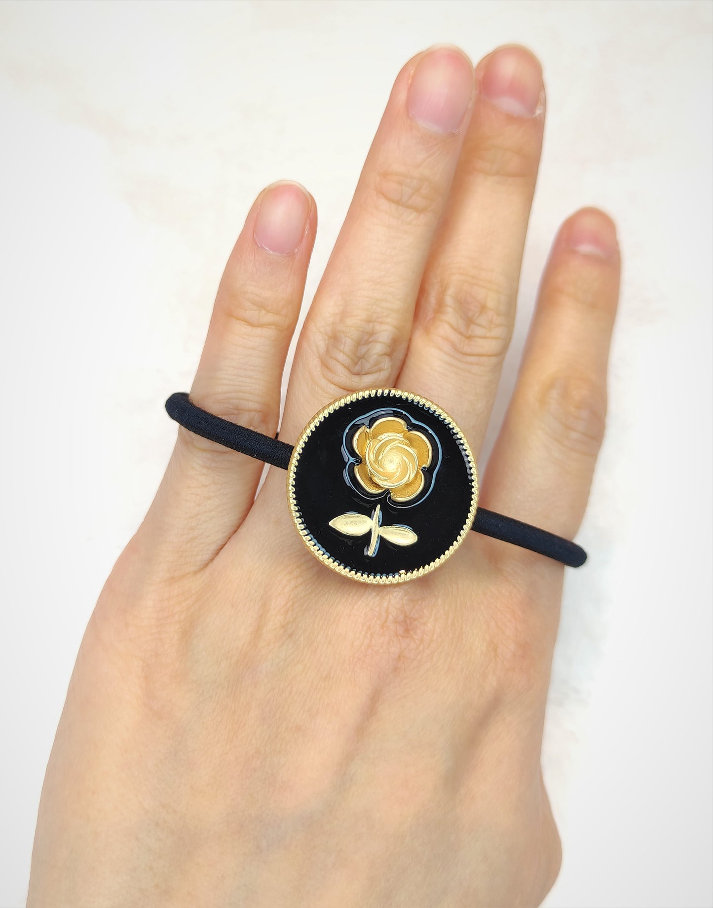 Svart blomst hårslips