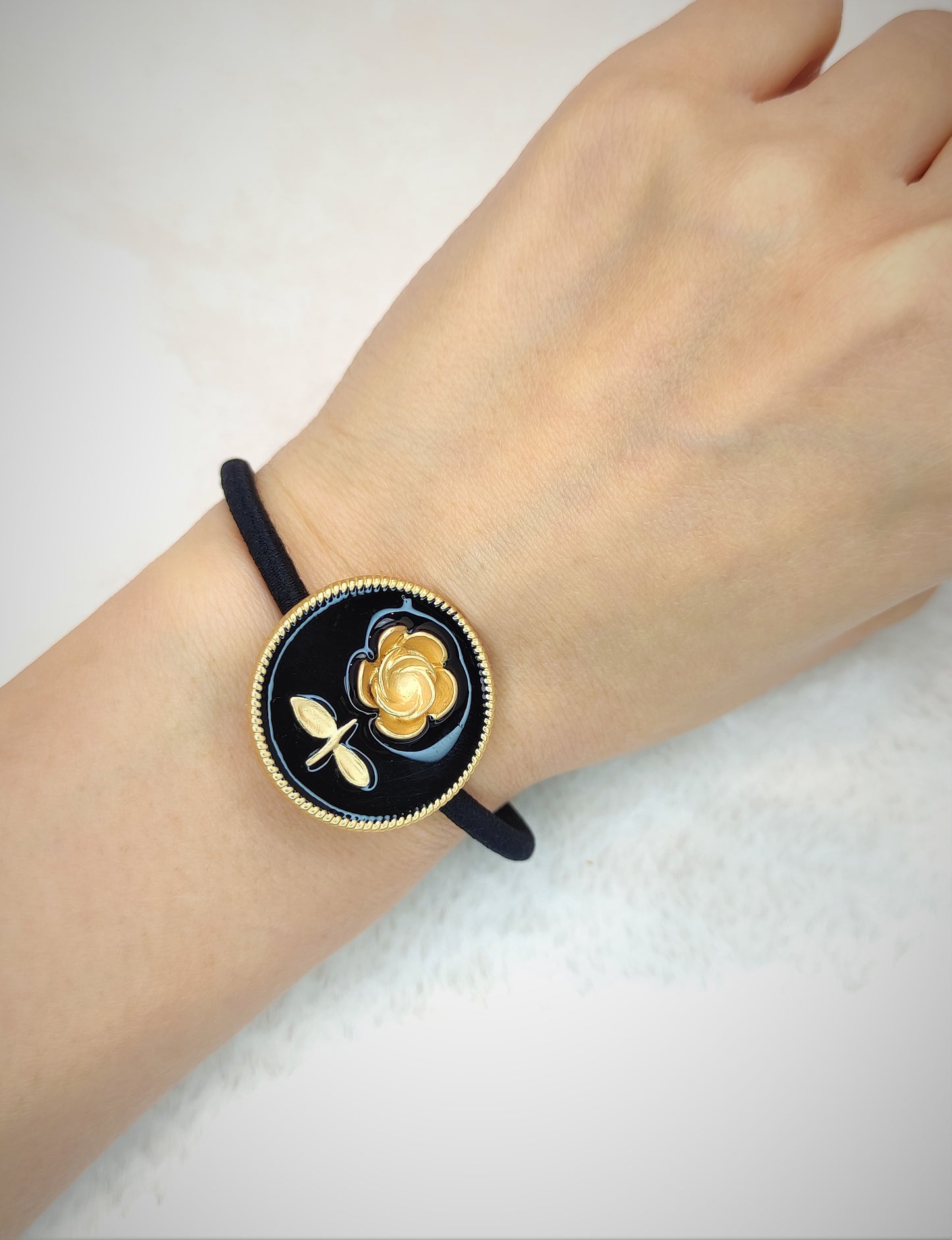 Svart blomst hårslips