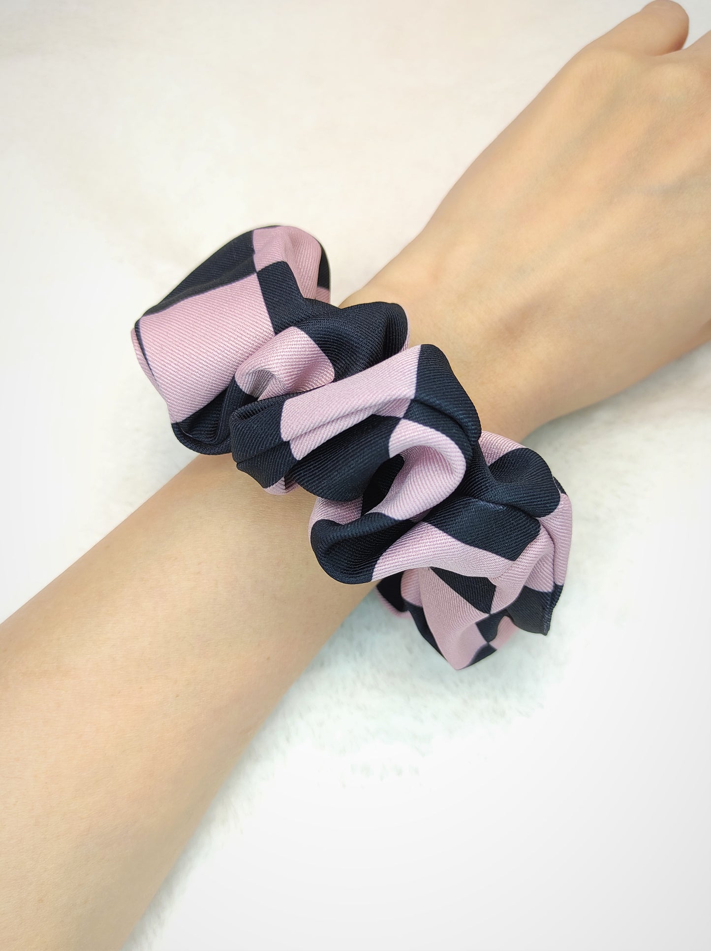 Lattice scrunchie- Rosa