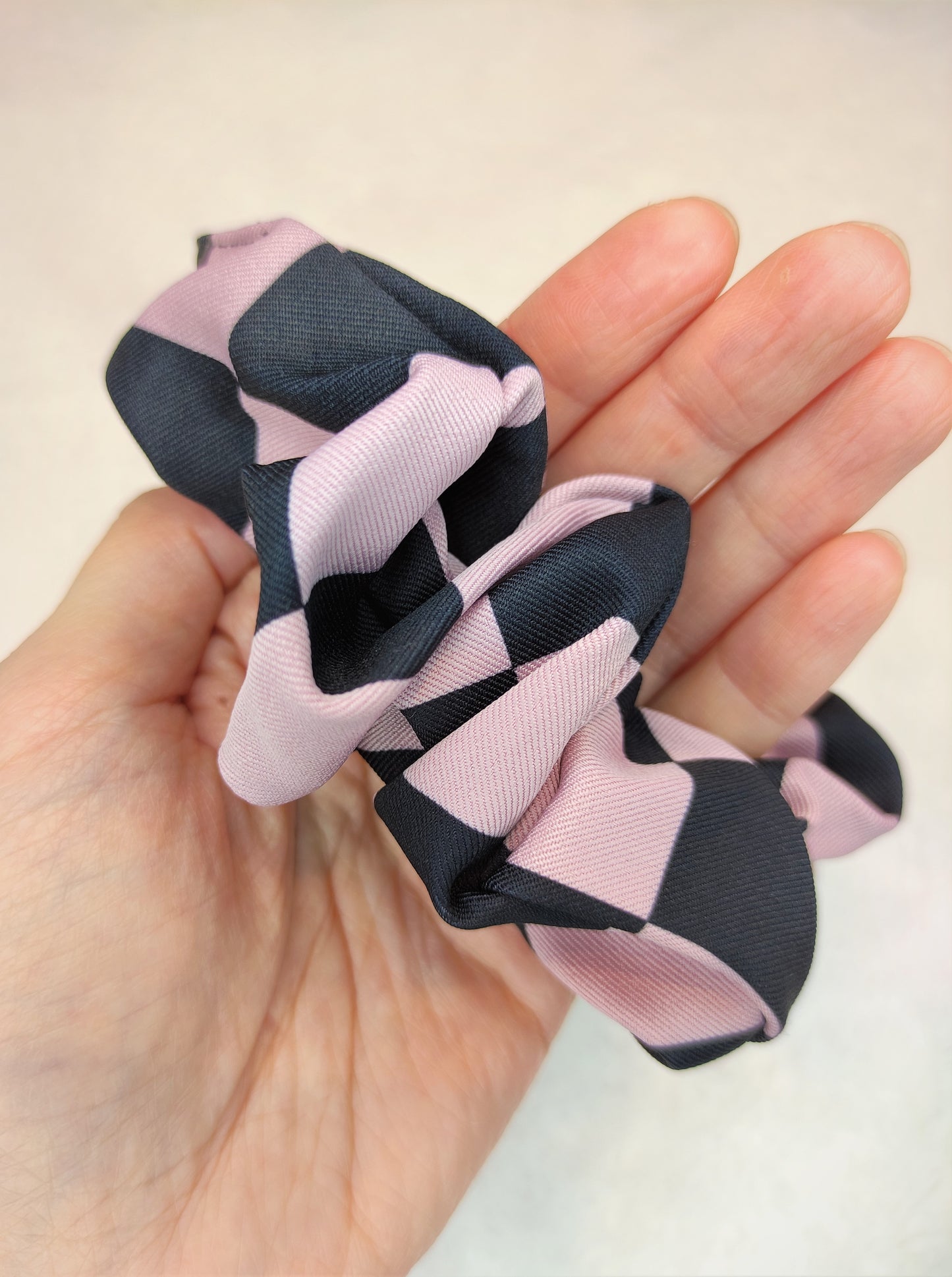 Lattice scrunchie- Rosa