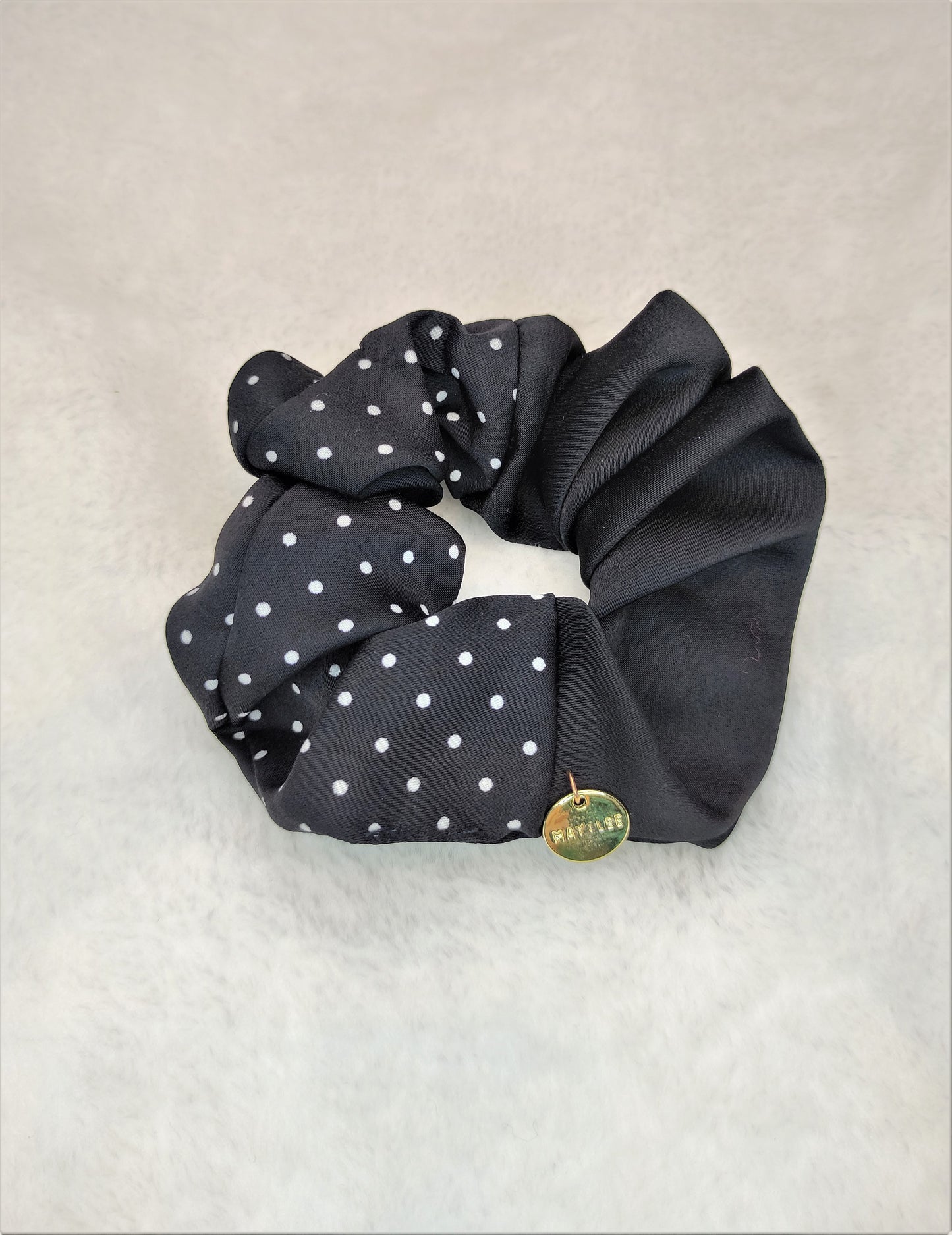 Svart of hvit dot scrunchie