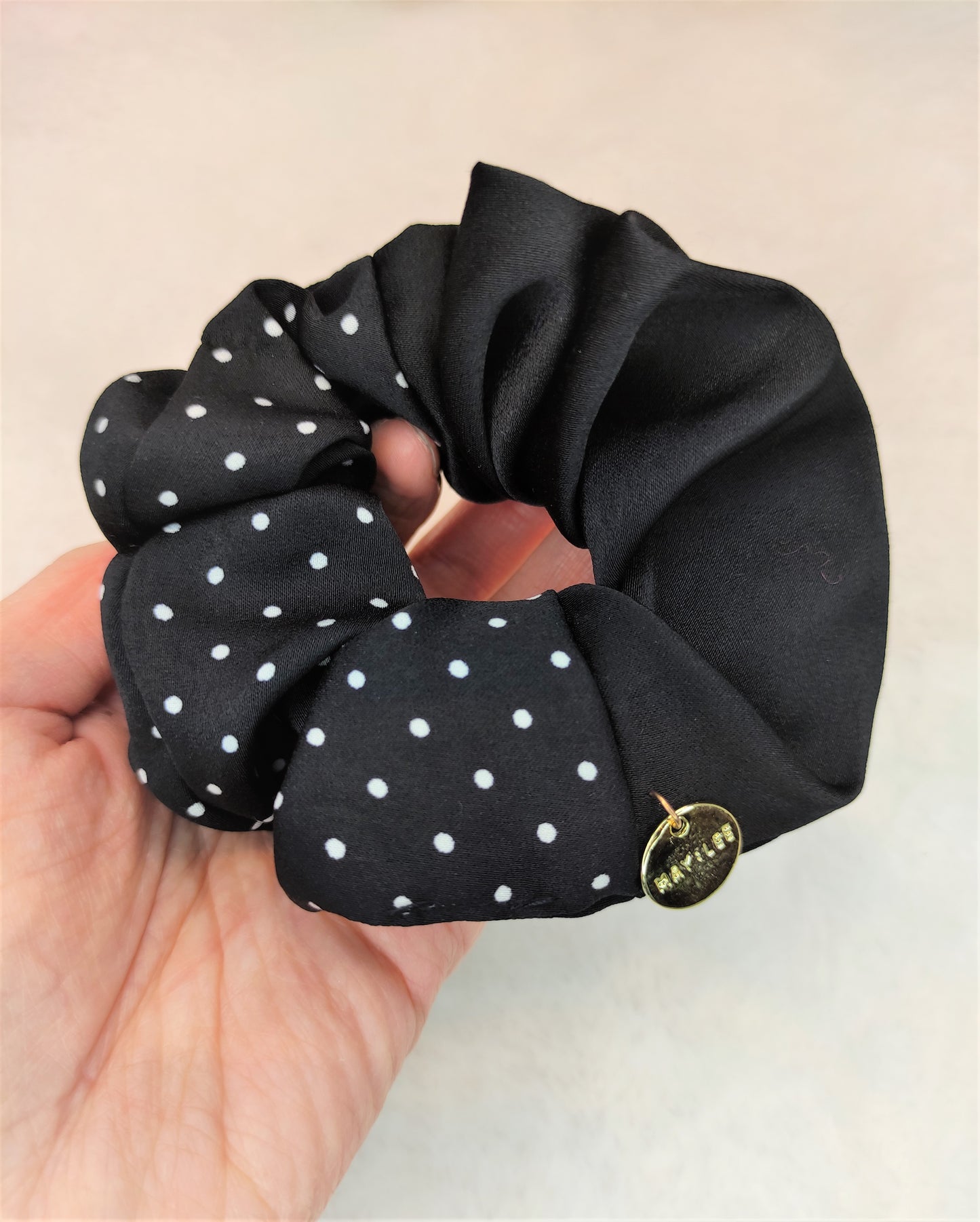 Svart of hvit dot scrunchie