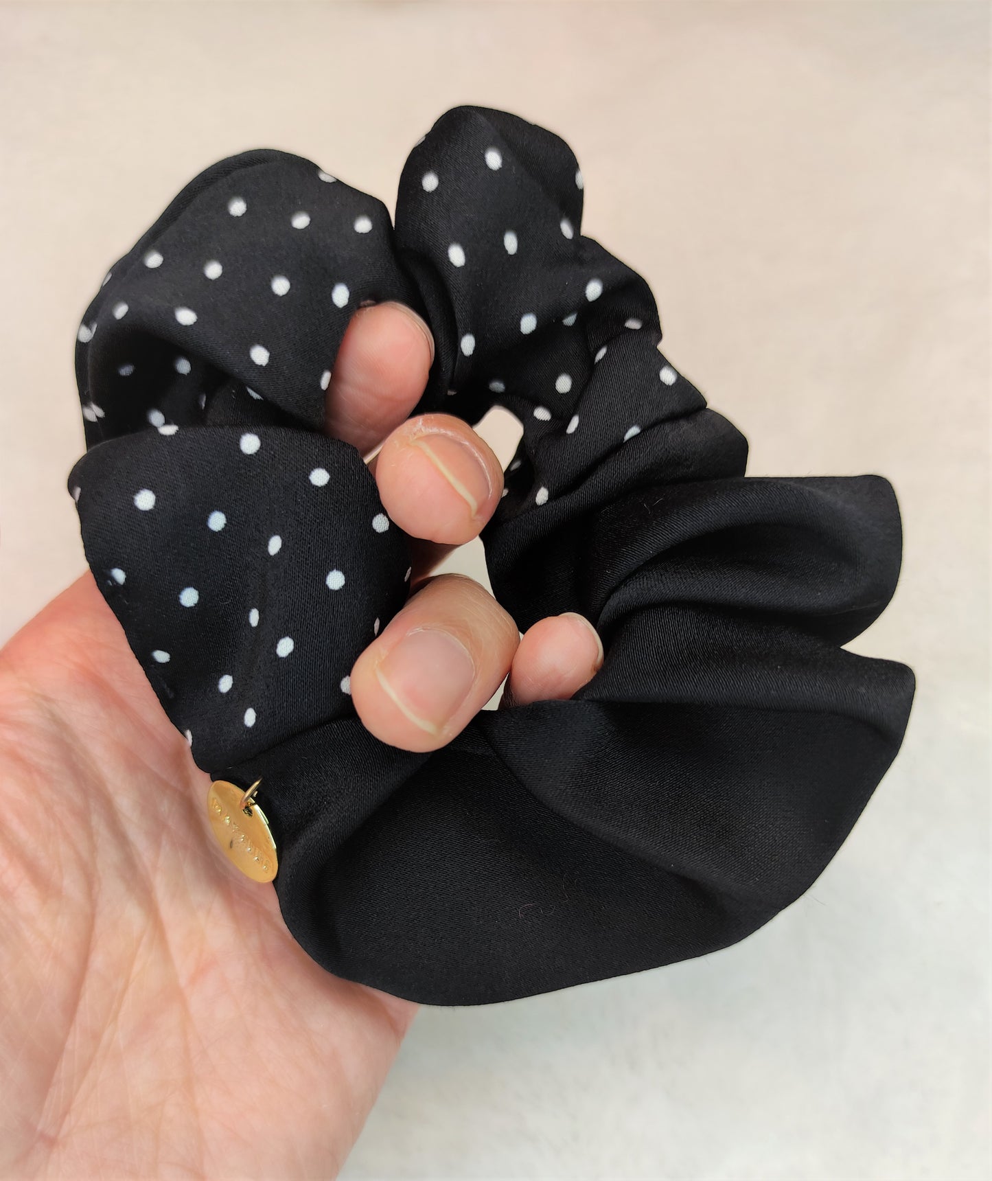 Svart of hvit dot scrunchie