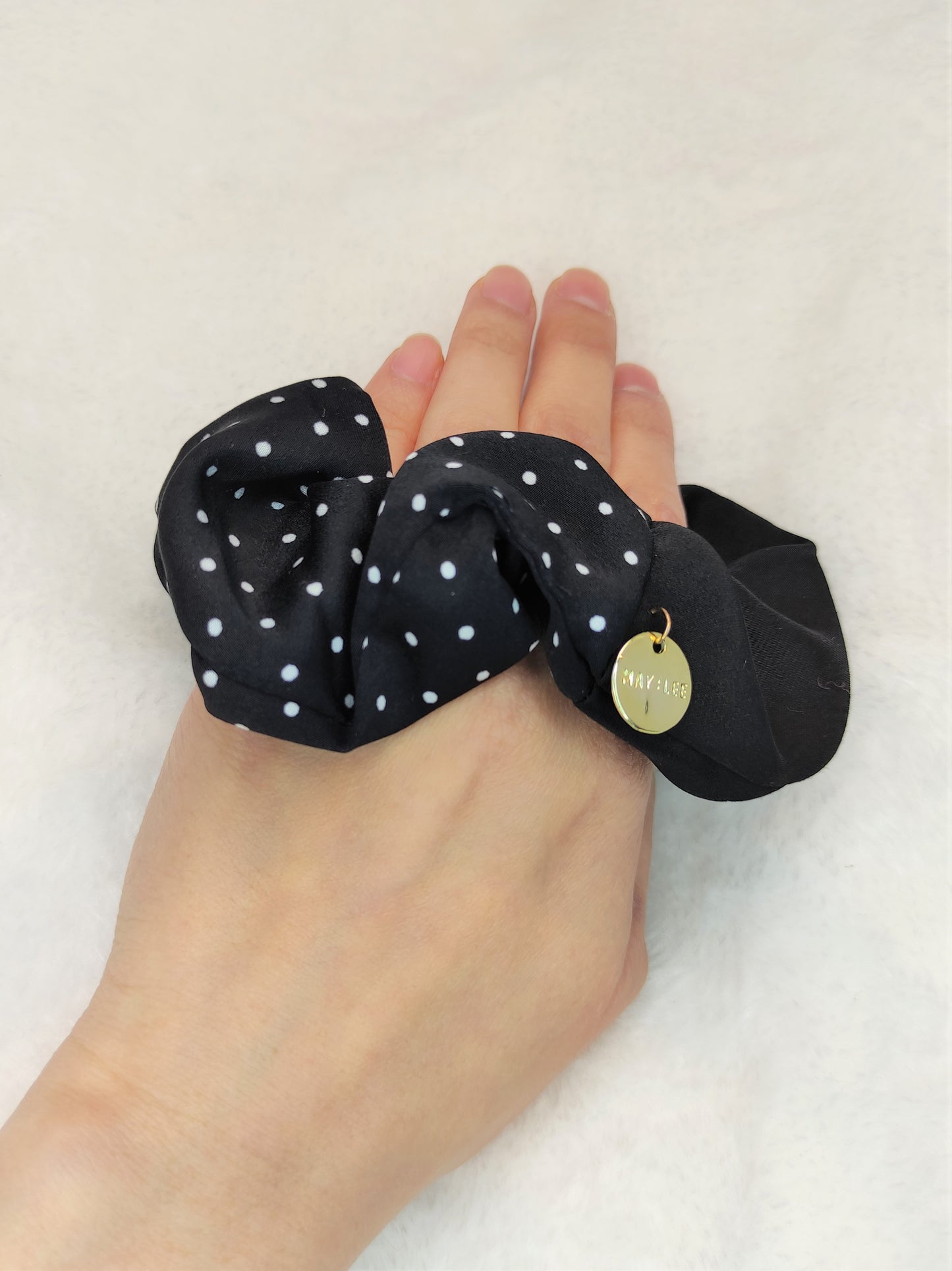 Svart of hvit dot scrunchie